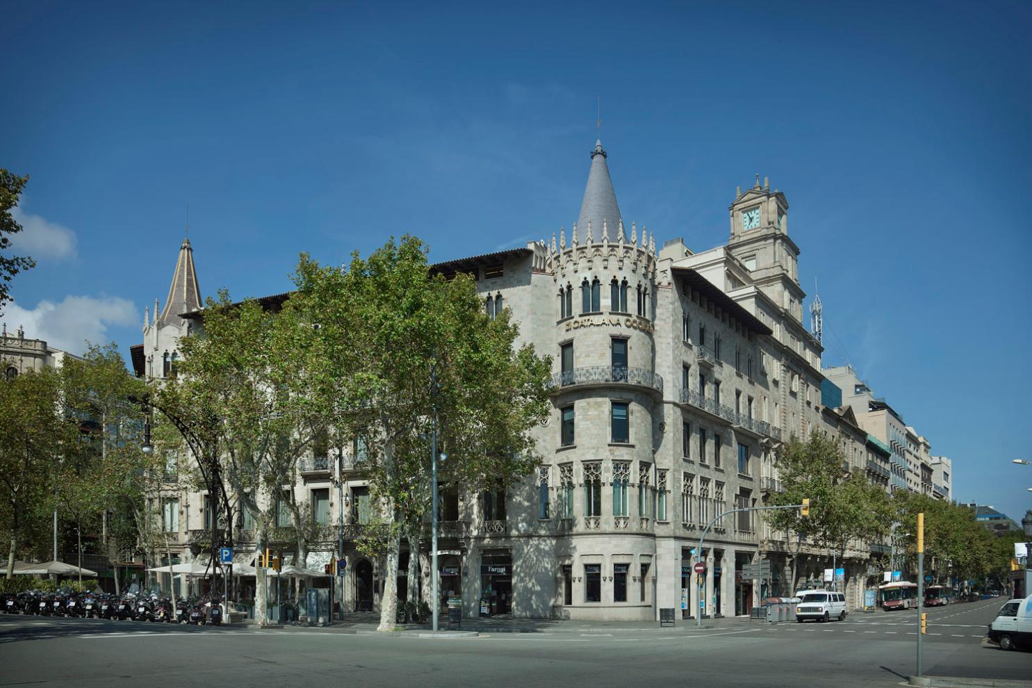 El Palau Pasqual i Pons es troba al Passeig de Gràcia 2-4
