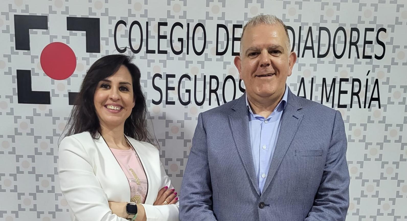 La presidenta del Col·legi de Mediadors d'Assegurances d'Almeria, Elena Linares, juntament amb el director de la Sucursal d'Almeria de Plus Ultra Seguros, José Manuel Romero