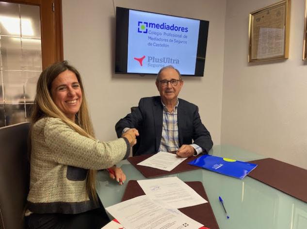 The director of the Castellón branch of Plus Ultra Seguros (Occident), Mónica Gimeno; and the president of the Association of Insurance Mediators of Castellón, Antonio Fabregat.