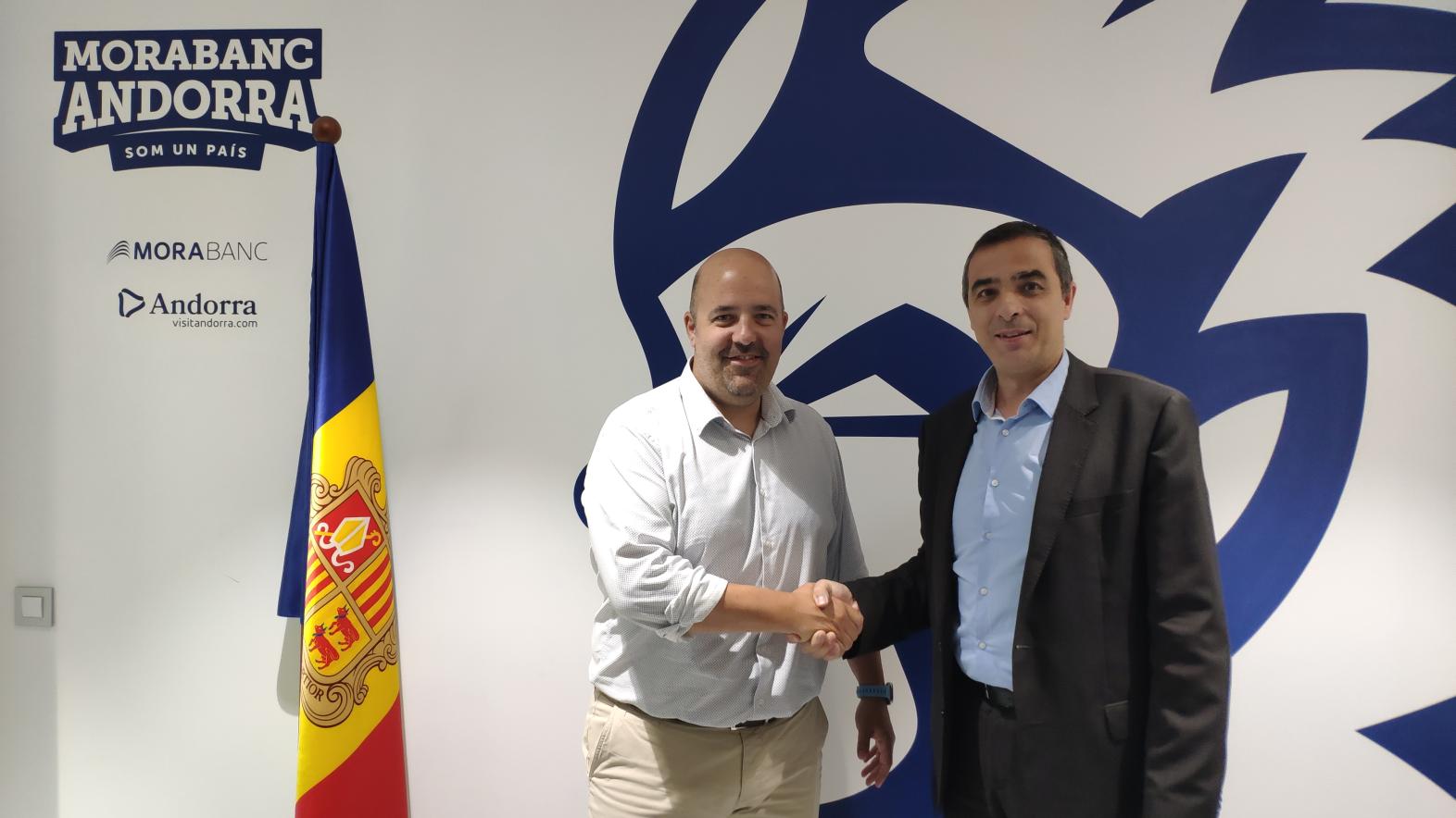 De izquierda a derecha, el presidente del club BC Morabanc Andorra, Gorka Aixàs; y el Director Gerente de la delegación de Andorra de Seguros Catalana Occidente, Eduard Fillet.